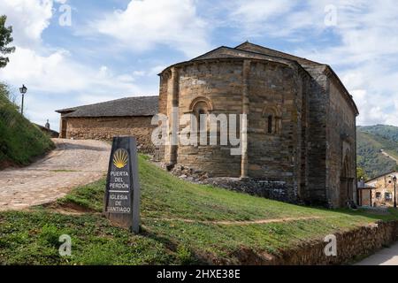 Die Iglesia de Santiago Apóstol begrüßt Pilger, die auf dem Camino Frances in Villafranca del Bierzo, Spanien, reisen. Diese alte Route des Weges von S Stockfoto