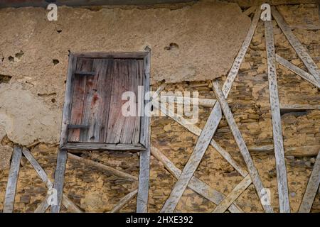 Rustikale Stein- und Holzfassade eines Bauernhauses entlang des Camino Frances in der Nähe des Dorfes Villafranca del Bierzo, Spanien. Diese alte Route der Wa Stockfoto