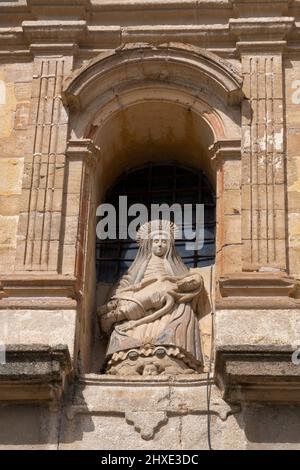 Detail der Pietà von der Fassade des Santuario de Quinta Angustia entlang des Camino Frances im Dorf Cacabelos, León, Spanien. Das war das Ancien Stockfoto