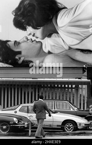 Große handbemalte Plakatwand auf dem Sunset Strip für den Film Moment für Moment mit John Travolta und Lily Tomlin im Jahr 1979, Los Angeles, CA Stockfoto