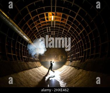 Tunnel im Bunker 703 Museum, Moskau, Russland. Konzept- Buchcover, Klaustrophobie, Gefahr, postnuklear Stockfoto