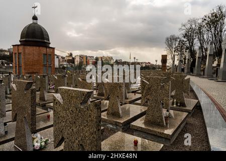 Lviv, Ukraine. 10. März 2022. Grabsteine von Soldaten, die während des Krieges im Donbas in Lemberg starben. Kredit: SOPA Images Limited/Alamy Live Nachrichten Stockfoto