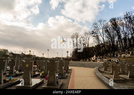 Lviv, Ukraine. 10. März 2022. Grabsteine von Soldaten, die während des Krieges im Donbas in Lemberg starben. Kredit: SOPA Images Limited/Alamy Live Nachrichten Stockfoto