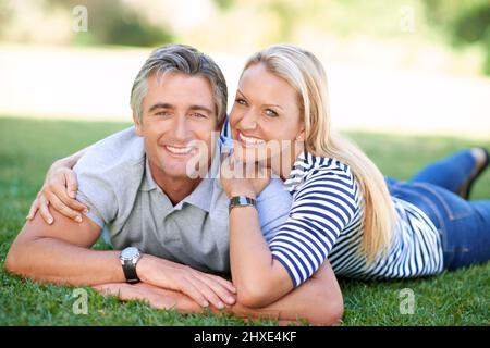 Hes der perfekte Mann. Beschnittenes Porträt eines liebevollen reifen Paares im Park. Stockfoto