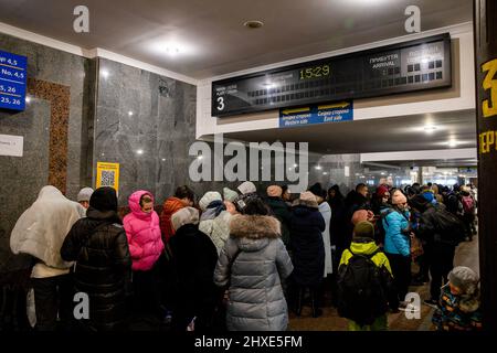 Lviv, Ukraine. 11. März 2022. Die lange Schlange von Menschen wartet auf den Zug nach Polen am Bahnhof von Lemberg. Lviv, die größte Stadt in der Westukraine, hat sich mittlerweile zu einem Transitzentrum für Frauen und Kinder entwickelt, die nach Europa fliehen, während Männer zurückkehren und in die Ostukraine reisen, um das Land zu verteidigen. (Foto von Hesther Ng/SOPA Images/Sipa USA) Quelle: SIPA USA/Alamy Live News Stockfoto