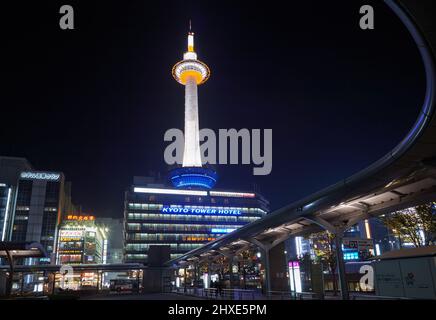 Kyoto, Japan - 23. November 2007: Nachtansicht des hell erleuchteten Stahlturms des Kyoto-Turms auf dem 9-stöckigen Gebäude des Kyoto Tower ho Stockfoto
