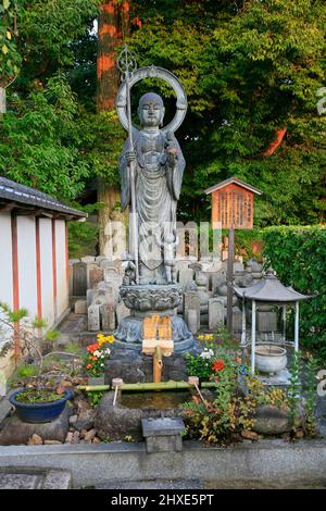 Kyoto, Japan - 24. November 2007: Das kleine Heiligtum von Jizo Bosatsu mit Bambuswaschbecken (Tsukubai) für die rituelle Wäsche im Taizo-in-Tempel. Kyot Stockfoto