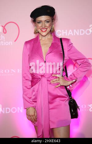 Sydney, Australien. 12.. März 2022. VIP Pink Carpet zum Chandon Ladies Day, Pink Fashion Lunch zur Unterstützung der McGrath Foundation im Grand Pavilion, Level 2, Rosehill Gardens im Rahmen des Autumn Racing Carnival. Im Bild: Chantelle Ford. Kredit: Richard Milnes/Alamy Live Nachrichten Stockfoto