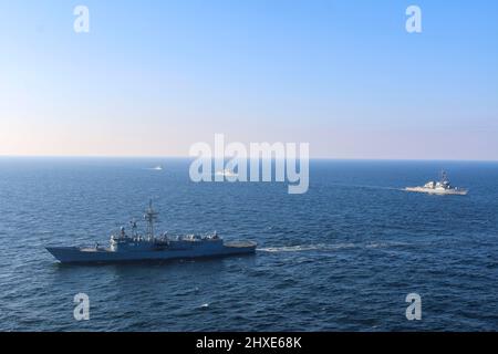 220310-N-NO901-1393 OSTSEE (10. März 2022) Arleigh Burke-Klasse Lenkflugkörper-Zerstörer USS Forrest Sherman (DDG 98) und USS Donald Cook (DDG 75) führen Manövrierübungen mit der polnischen Luftwaffe ORP Generał Kazimierz Pułaski (FFG 272) der Oliver Hazard Perry-Klasse und dem polnischen Offshore-Patrouillenschiff ORP Ślązak (241) durch, März 10. USS Forrest Sherman (DDG 98) wird im europäischen Operationssaal eingesetzt und nimmt an einer Reihe von maritimen Aktivitäten zur Unterstützung der Sechsten Flotte der USA und der NATO-Alliierten Teil. (USA Navy Foto von Naval Air Crewman (Hubschrauber) 2. Klasse Reuben Richardson) Stockfoto