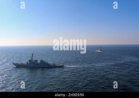 220310-N-NO901-1469 OSTSEE (10. März 2022) Arleigh Burke-Klasse Lenkflugkörper-Zerstörer USS Forrest Sherman (DDG 98) und USS Donald Cook (DDG 75) führen Manövrierübungen mit der polnischen Luftwaffe ORP Generał Kazimierz Pułaski (FFG 272) der Oliver Hazard Perry-Klasse und dem polnischen Offshore-Patrouillenschiff ORP Ślązak (241) durch, März 10. USS Forrest Sherman (DDG 98) wird im europäischen Operationssaal eingesetzt und nimmt an einer Reihe von maritimen Aktivitäten zur Unterstützung der Sechsten Flotte der USA und der NATO-Alliierten Teil. (USA Navy Foto von Naval Air Crewman (Hubschrauber) 2. Klasse Reuben Richardson. Stockfoto