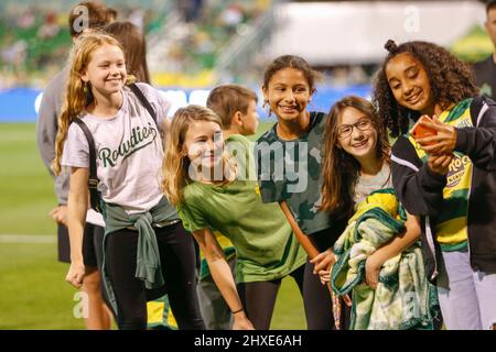 St. Petersburg, FL USA; Junge Fans, die ein Selfie machen, während sie auf die Spieler der Rowdies und Tormenta warten, um das Spielfeld vor einer USL-Vorsaison zu nehmen Stockfoto