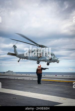 220216-N-SY758-1026 ATLANTISCHER OZEAN (FEB 16, 2022) ein MH-60s Knight Hawk Hubschrauber, der an das Helicopter Sea Combat Squadron (HSC-5) angeschlossen ist, hebt vom Flugdeck des Flugzeugträgers USS George H.W. ab Bush (CVN 77) während des TSTA/FEP (Tailored Ship’s Training Availability/Final Evaluation Problem), 16. Februar 2022. TSTA/FEP ist eine mehrphasige Trainingsentwicklung, die der Crew eine solide Grundlage für die Betriebskompetenz auf Einheitenebene bietet und die Fähigkeit des Schiffes, sich selbst zu trainieren, verbessert. George H.W. Bush stellt der nationalen Befehlsgewalt flexible, anpassungsfähige Kampffähigkeiten zur Verfügung Stockfoto