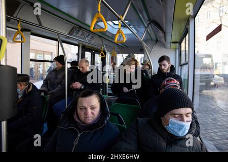 Lviv, Ukraine. 11. März 2022. Menschen in den öffentlichen Verkehrsmitteln in Lemberg gesehen. Die Zivilbevölkerung in Lemberg versucht, ihr normales Leben trotz der Ausgangssperre am 16.. Tag der russischen Invasion in der Ukraine zu leben. Kredit: SOPA Images Limited/Alamy Live Nachrichten Stockfoto