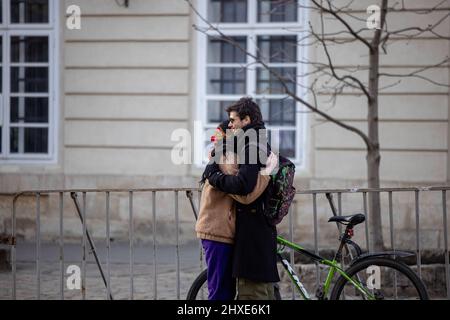 Lviv, Ukraine. 11. März 2022. Die Menschen umarmen sich im Stadtzentrum von Lemberg. Die Zivilbevölkerung in Lemberg versucht, ihr normales Leben trotz der Ausgangssperre am 16.. Tag der russischen Invasion in der Ukraine zu leben. Kredit: SOPA Images Limited/Alamy Live Nachrichten Stockfoto