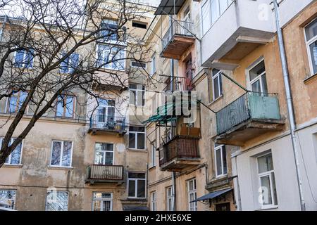 Lviv, Ukraine. 11. März 2022. Wohnhaus in Lviv. Die Zivilbevölkerung in Lemberg versucht, ihr normales Leben trotz der Ausgangssperre am 16.. Tag der russischen Invasion in der Ukraine zu leben. (Foto von Hesther Ng/SOPA Images/Sipa USA) Quelle: SIPA USA/Alamy Live News Stockfoto