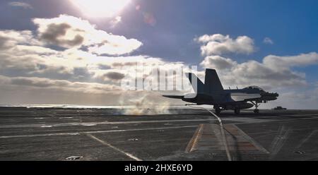 220310-N-MH015-2127 PAZIFISCHER OZEAN (MÄRZ 10, 2022) ein E/A-18G Growler der „Wikinger“ des Electronic Attack Squadron (VAQ) 129 landet auf dem Flugdeck des Flugzeugträgers USS Nimitz (CVN 68). Nimitz führt derzeit Routineoperationen durch. (USA Navy Foto von Mass Communications Specialist 3. Klasse Joseph Calabrese) Stockfoto