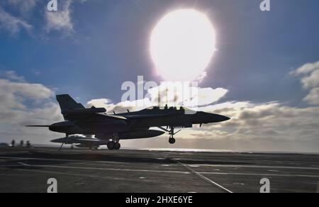 220310-N-MH015-2123 PAZIFISCHER OZEAN (MÄRZ 10, 2022) ein E/A-18G Growler aus den „Wikingern“ des Electronic Attack Squadron (VAQ) 129 landet auf dem Flugdeck des Flugzeugträgers USS Nimitz (CVN 68). Nimitz führt derzeit Routineoperationen durch. (USA Navy Foto von Mass Communications Specialist 3. Klasse Joseph Calabrese) Stockfoto