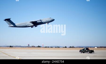 Ein Flugzeug der US Air Force C-5M Super Galaxy hebt vom Luftwaffenstützpunkt Spangdahlem, Deutschland, ab, 7. März 2022. 726. Air Mobility Squadron Airmen sind an vorderster Front bei der Bereitstellung logistischer Unterstützung für NATO-Verbündete und US-Personal, da sie die Verteidigungsfähigkeiten an der Ostflanke der NATO erhöhen. (USA Air Force Foto von Tech. Sgt. Levi Rowse) Stockfoto