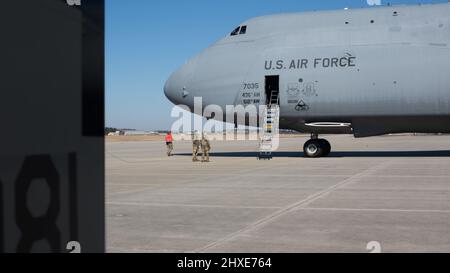 U.S. Air Force Airmen bereiten ein US Air Force C-5M Super Galaxy Flugzeug für den Start auf dem Luftwaffenstützpunkt Spangdahlem, Deutschland, 7. März 2022 vor. Die C-5M Super Galaxy ist in der Lage, 140 Tonnen Material zu liefern, um die Missionsfähigkeiten zu stärken, die die kollektive Verteidigung der NATO verbessern. (USA Air Force Foto von Tech. Sgt. Levi Rowse) Stockfoto