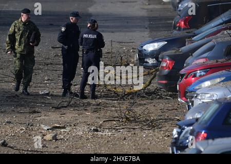 (220312) -- ZAGREB, 12. März 2022 (Xinhua) -- die Polizei führt in Zusammenarbeit mit der Militärpolizei eine Untersuchung durch, nachdem am 10. März 2022 eine nicht identifizierte militärische Drohne in der Gegend von Jaraun, Zagreb, abgestürzt ist. Eine unbemannte Drohne, die am späten Donnerstag im Gebiet Jarun im Südwesten von Zagreb abgestürzt ist, hat militärisches Design und wurde von Russland hergestellt, sagte der kroatische Premierminister Andrej Plenkovic am Freitag. Die kroatische Regierung teilte am Freitag mit, dass die Drohne aus Ungarn in den kroatischen Luftraum eingedrungen sei. Am Boden verursachte es einen großen Krater und zwei Fallschirme wurden in einem bewaldeten Gebiet gefunden. Einige Autos bei der sce Stockfoto