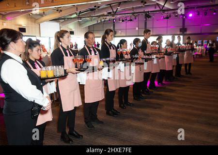 Sydney, Australien. 12.. März 2022. VIP Pink Carpet zum Chandon Ladies Day, Pink Fashion Lunch zur Unterstützung der McGrath Foundation im Grand Pavilion, Level 2, Rosehill Gardens im Rahmen des Autumn Racing Carnival. Kredit: Richard Milnes/Alamy Live Nachrichten Stockfoto