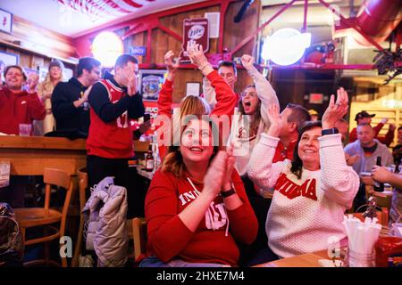 Bloomington, Usa. 11. März 2022. Die Basketballfans der Indiana University jubeln, während die Hoosiers während eines NCAA Big 10 menís-Basketballturnierspiels in Bloomington die Top-Seed Illinois verärgern. Indiana schlug Illinois 65-63 während des Spiels in Indianapolis. (Foto von Jeremy Hogan/SOPA Images/Sipa USA) Quelle: SIPA USA/Alamy Live News Stockfoto