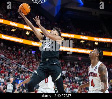 Las Vegas, NV, USA. 11. März 2022. A. in der ersten Hälfte während des NCAA Pac 12 Männer Basketballturniers Halbfinale zwischen Arizona Wildcats und den Colorado Büffeln in der T Mobile Arena Las Vegas, NV. Thurman James/CSM/Alamy Live News Stockfoto