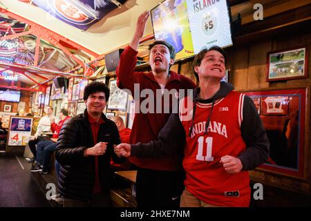 Bloomington, Usa. 11. März 2022. Die Basketballfans der Indiana University jubeln, während die Hoosiers während eines NCAA Big 10 menís-Basketballturnierspiels in Bloomington die Top-Seed Illinois verärgern. Indiana schlug Illinois 65-63 während des Spiels in Indianapolis. (Foto von Jeremy Hogan/SOPA Images/Sipa USA) Quelle: SIPA USA/Alamy Live News Stockfoto