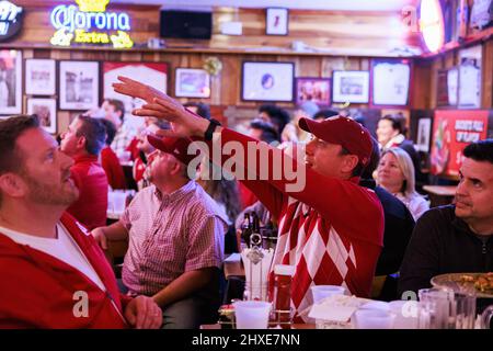 Bloomington, Usa. 11. März 2022. Die Basketballfans der Indiana University jubeln, während die Hoosiers während eines NCAA Big 10 menís-Basketballturnierspiels in Bloomington die Top-Seed Illinois verärgern. Indiana schlug Illinois 65-63 während des Spiels in Indianapolis. (Foto von Jeremy Hogan/SOPA Images/Sipa USA) Quelle: SIPA USA/Alamy Live News Stockfoto