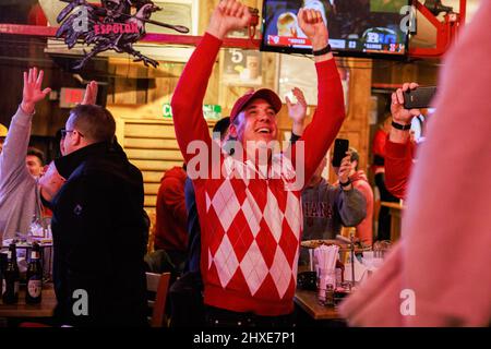 Bloomington, Usa. 11. März 2022. Die Basketballfans der Indiana University jubeln, während die Hoosiers während eines NCAA Big 10 menís-Basketballturnierspiels in Bloomington die Top-Seed Illinois verärgern. Indiana schlug Illinois 65-63 während des Spiels in Indianapolis. (Foto von Jeremy Hogan/SOPA Images/Sipa USA) Quelle: SIPA USA/Alamy Live News Stockfoto