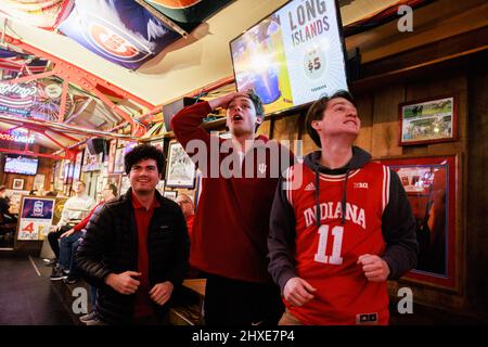 Bloomington, Usa. 11. März 2022. Die Basketballfans der Indiana University jubeln, während die Hoosiers während eines NCAA Big 10 menís-Basketballturnierspiels in Bloomington die Top-Seed Illinois verärgern. Indiana schlug Illinois 65-63 während des Spiels in Indianapolis. (Foto von Jeremy Hogan/SOPA Images/Sipa USA) Quelle: SIPA USA/Alamy Live News Stockfoto