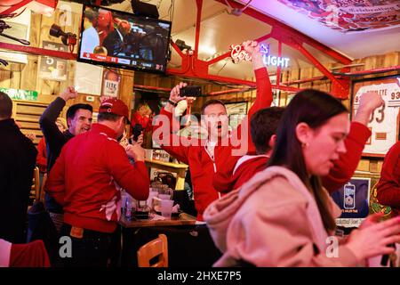 Bloomington, Usa. 11. März 2022. Die Basketballfans der Indiana University jubeln, während die Hoosiers während eines NCAA Big 10 menís-Basketballturnierspiels in Bloomington die Top-Seed Illinois verärgern. Indiana schlug Illinois 65-63 während des Spiels in Indianapolis. (Foto von Jeremy Hogan/SOPA Images/Sipa USA) Quelle: SIPA USA/Alamy Live News Stockfoto