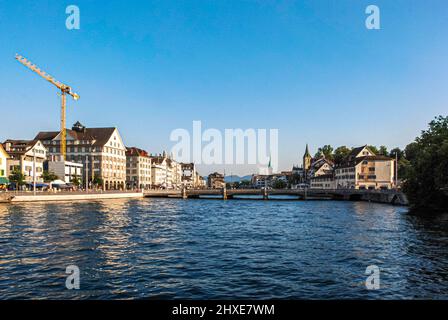 Die Stadt Zürich, durch die die Limmat fließt. Stockfoto