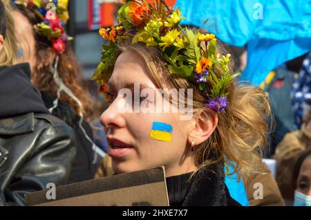 New York, New York, USA. 5. März 2022. Während eines Protestes gegen die russische Invasion in der Ukraine am Times Square in New York City am 5. März 2022 wird ein Mädchen weinen sehen. (Bild: © Steve Sanchez/Pacific Press via ZUMA Press Wire) Stockfoto