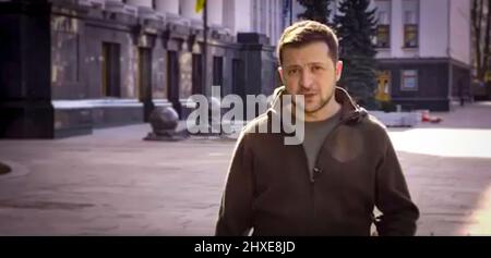 Der ukrainische Präsident Wolodymyr Zelenskyy ( Zelenski ) spricht mit seinen Landsleuten und fordert sie auf, gegen die russische Armee zu kämpfen. Zelensky wird mit den Worten zitiert: „Ich übernachte in Kiew. Auf Bankova. Ohne sich zu verstecken. Und ich fürchte niemanden. So viel es braucht, um diesen Krieg zu gewinnen!“ (Foto/Regierung der Ukraine) Stockfoto