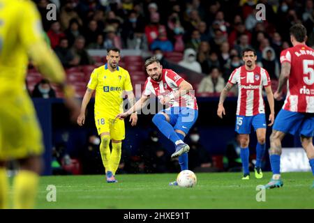 Madrid, Spanien. 11. März 2022. Madrid, Spanien; 11.03.2022.- Atletico de Madrid gegen Cadiz Fußball gegen La Liga Spanien Spiel 28 im Wanda Metropolitano Stadion, Madrid. Atletico de Madrid-Spieler Hector Herrera. Cádiz-Spieler Espino Final Score 2-1 Atletico-Gewinner Credit: Juan Carlos Rojas/dpa/Alamy Live News Stockfoto