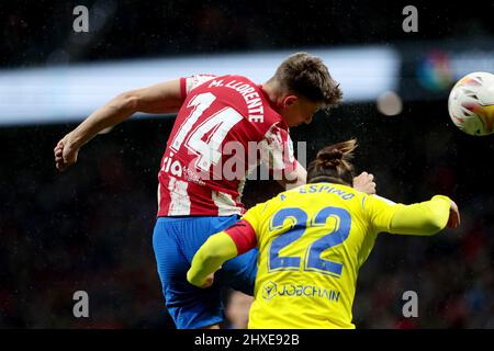 Madrid, Spanien. 11. März 2022. Madrid, Spanien; 11.03.2022.- Atletico de Madrid gegen Cadiz Fußball gegen La Liga Spanien Spiel 28 im Wanda Metropolitano Stadion, Madrid. Atletico de Madrid-Spieler Llorente Cádiz-Spieler Espino Endstand 2-1 Atletico-Gewinner Kredit: Juan Carlos Rojas/dpa/Alamy Live News Stockfoto