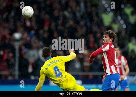 Madrid, Spanien. 11. März 2022. Madrid, Spanien; 11.03.2022.- Atletico de Madrid gegen Cadiz Fußball gegen La Liga Spanien Spiel 28 im Wanda Metropolitano Stadion, Madrid. Atletico de Madrid Spieler Griezmann Cádiz Spieler Alcaraz Final Score 2-1 Atletico Gewinner Credit: Juan Carlos Rojas/dpa/Alamy Live News Stockfoto