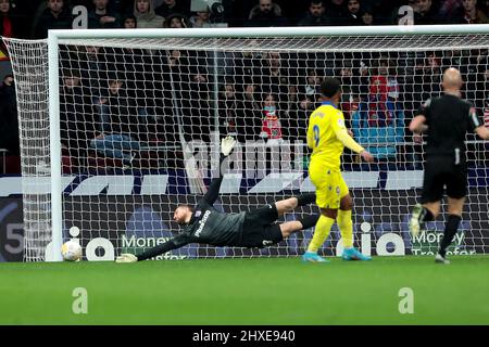 Madrid, Spanien. 11. März 2022. Madrid, Spanien; 11.03.2022.- Atletico de Madrid gegen Cadiz Fußball gegen La Liga Spanien Spiel 28 im Wanda Metropolitano Stadion, Madrid. Atletico de Madrid Torwart Oblak Cádiz Spieler Final Score 2-1 Atletico Gewinner Credit: Juan Carlos Rojas/dpa/Alamy Live News Stockfoto