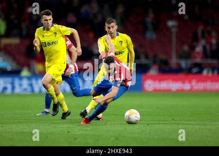 Madrid, Spanien. 11. März 2022. Madrid, Spanien; 11.03.2022.- Atletico de Madrid gegen Cadiz Fußball gegen La Liga Spanien Spiel 28 im Wanda Metropolitano Stadion, Madrid. Atletico de Madrid-Spieler Koke (R) Cádiz-Spieler Endstand 2-1 Atletico-Gewinner Credit: Juan Carlos Rojas/dpa/Alamy Live News Stockfoto