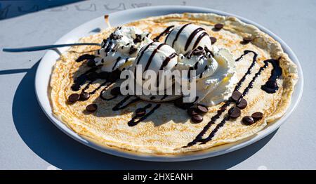 Dame Blanche (Vanilleeis mit heißer Schokolade) Pfannkuchen auf einem Teller, der in einem Restaurant serviert wird Stockfoto