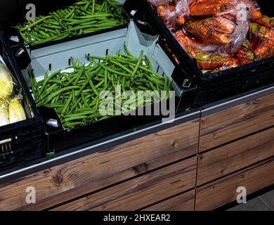 Verschiedene Arten von Gemüse in Obstkorb Displays in einem Supermarkt Stockfoto