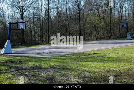 Basketballplatz ohne Menschen in einem Park namens Haarlemmermeerse bos in Hoofddorp, Niederlande Stockfoto