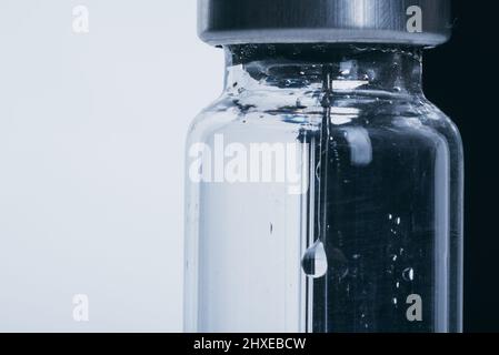 Medizin, Injektion, Impfstoff und Einwegspritze, Wirkstoffkonzept. Sterile Spritzennadel für medizinische Fläschchen. Nahaufnahme des Makros. Medizinische Ampulle aus Glas für Stockfoto