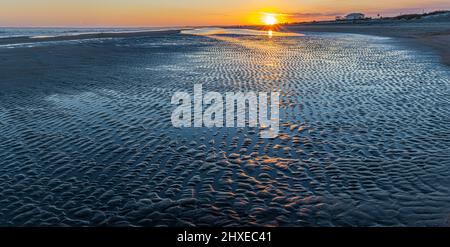 Sonnenuntergang über den Tidal Flats von Folly Beach, Folly Island, South Carolina, USA Stockfoto