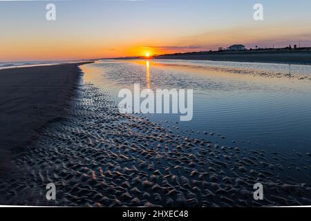 Sonnenuntergang über den Tidal Flats von Folly Beach, Folly Island, South Carolina, USA Stockfoto