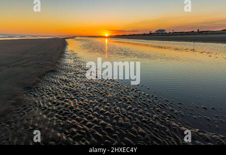 Sonnenuntergang über den Tidal Flats von Folly Beach, Folly Island, South Carolina, USA Stockfoto