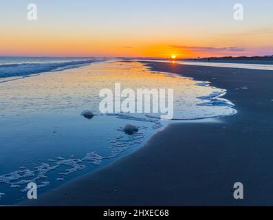 Sonnenuntergang über den Tidal Flats von Folly Beach, Folly Island, South Carolina, USA Stockfoto