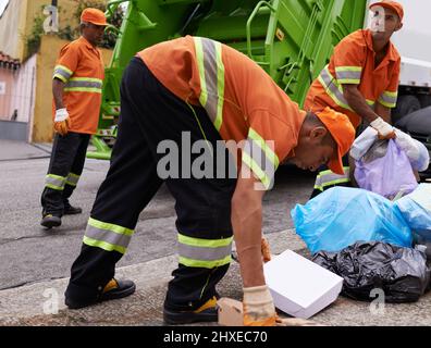 Die Stadt sauber halten. Eine Aufnahme eines Teams von Müllsammlern. Stockfoto