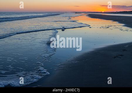 Sonnenuntergang über den Tidal Flats von Folly Beach, Folly Island, South Carolina, USA Stockfoto